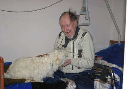 im Pflegeheim mit Senior und Hund